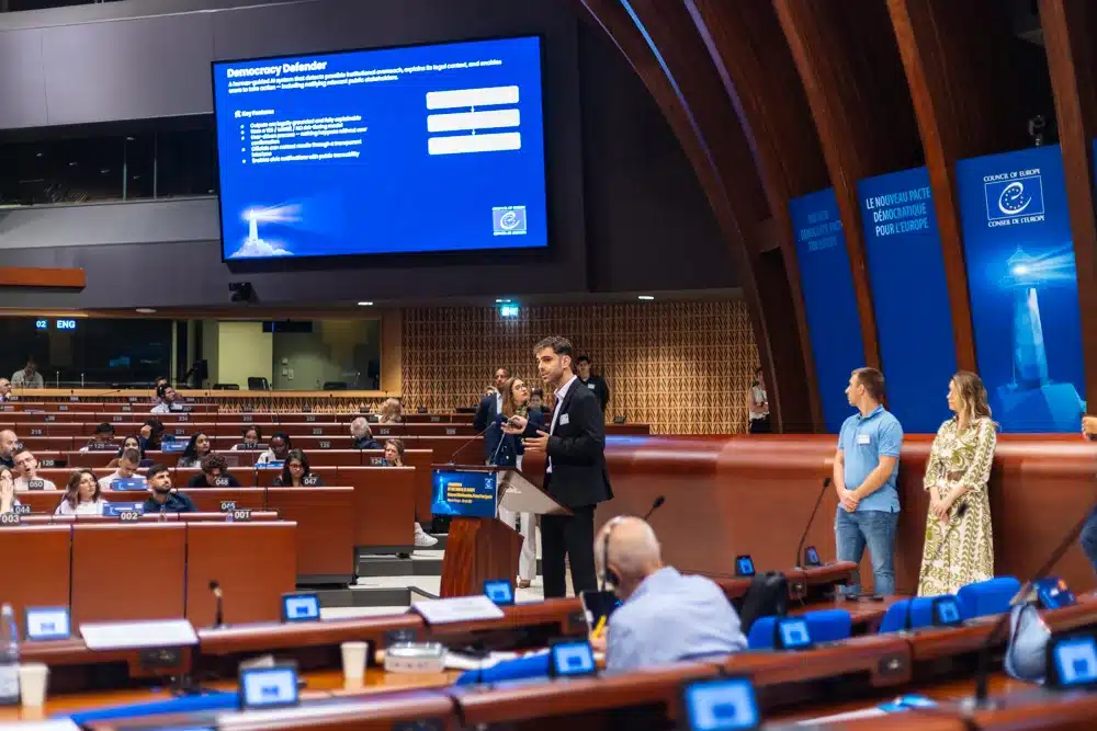 Team presenting Hemicycle